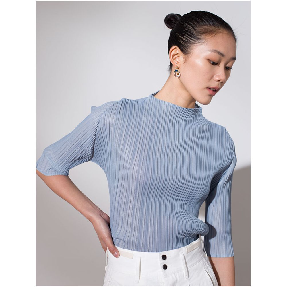 Whitecube early spring mid sleeve design T shirt with three quarter sleeves and a otaku style top with pleats and short sleeves as a base for women image 2