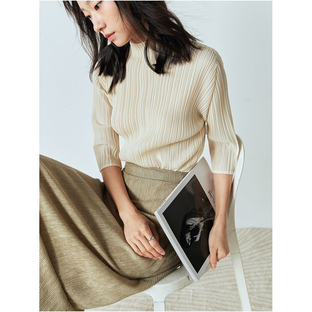 Whitecube early spring mid sleeve design T shirt with three quarter sleeves and a otaku style top with pleats and short sleeves as a base for women image 3