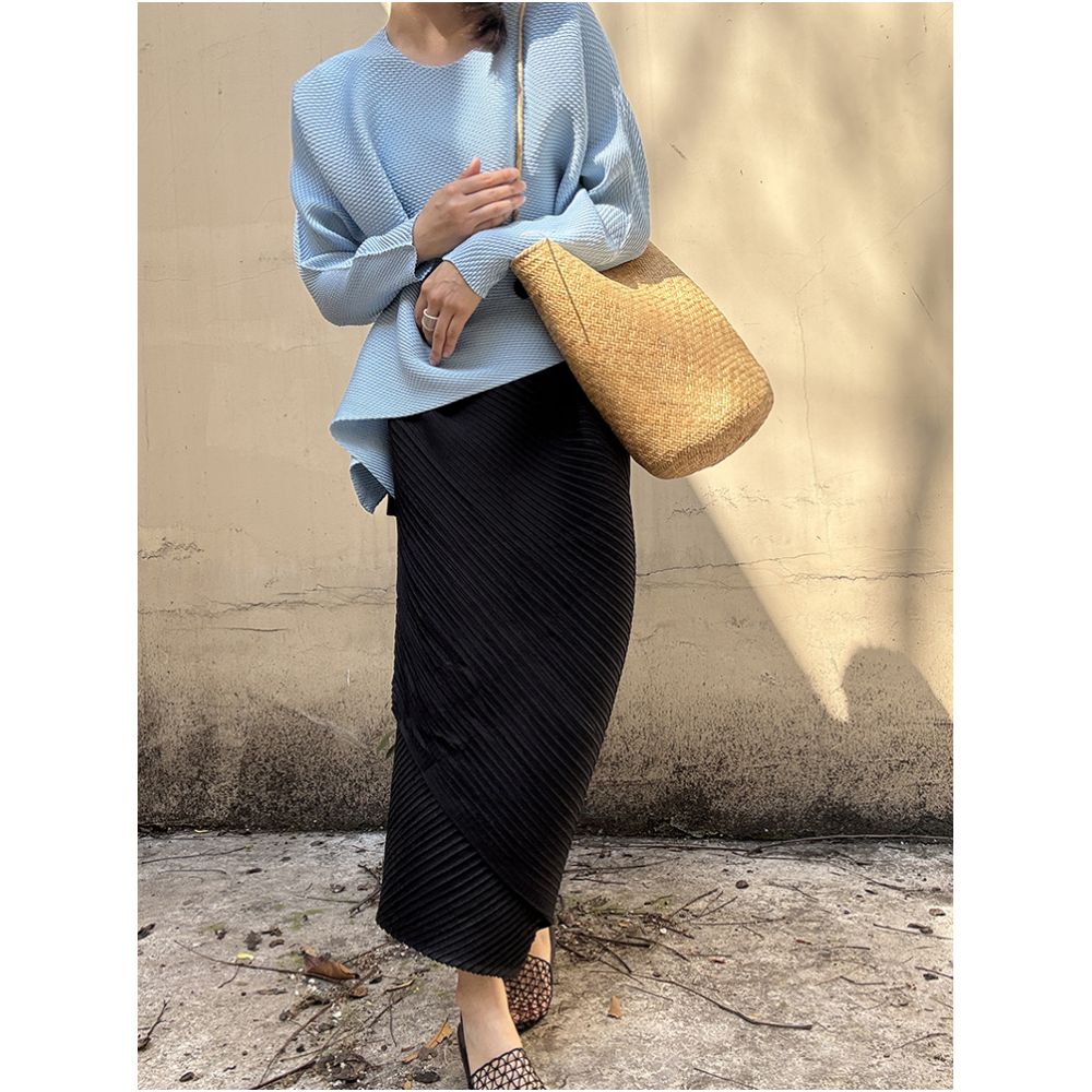 Three new Japanese high waisted round neck long sleeved pleated tops with staggered pleats and irregular commuting texture exuding a slimming temperament image 2