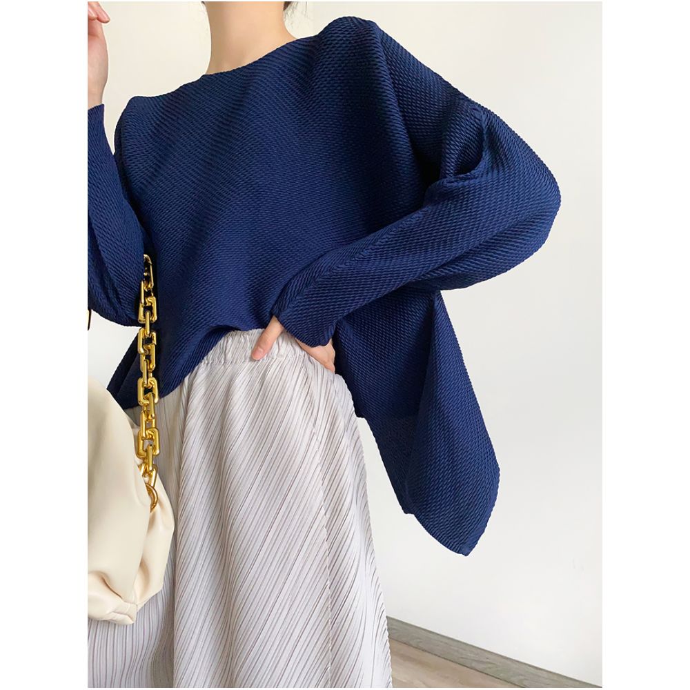 Three new Japanese high waisted round neck long sleeved pleated tops with staggered pleats and irregular commuting texture exuding a slimming temperament image 8