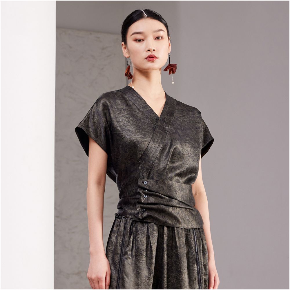 New Chinese acetate pleats elegant texture niche design glossy shirt J42C204 image 2