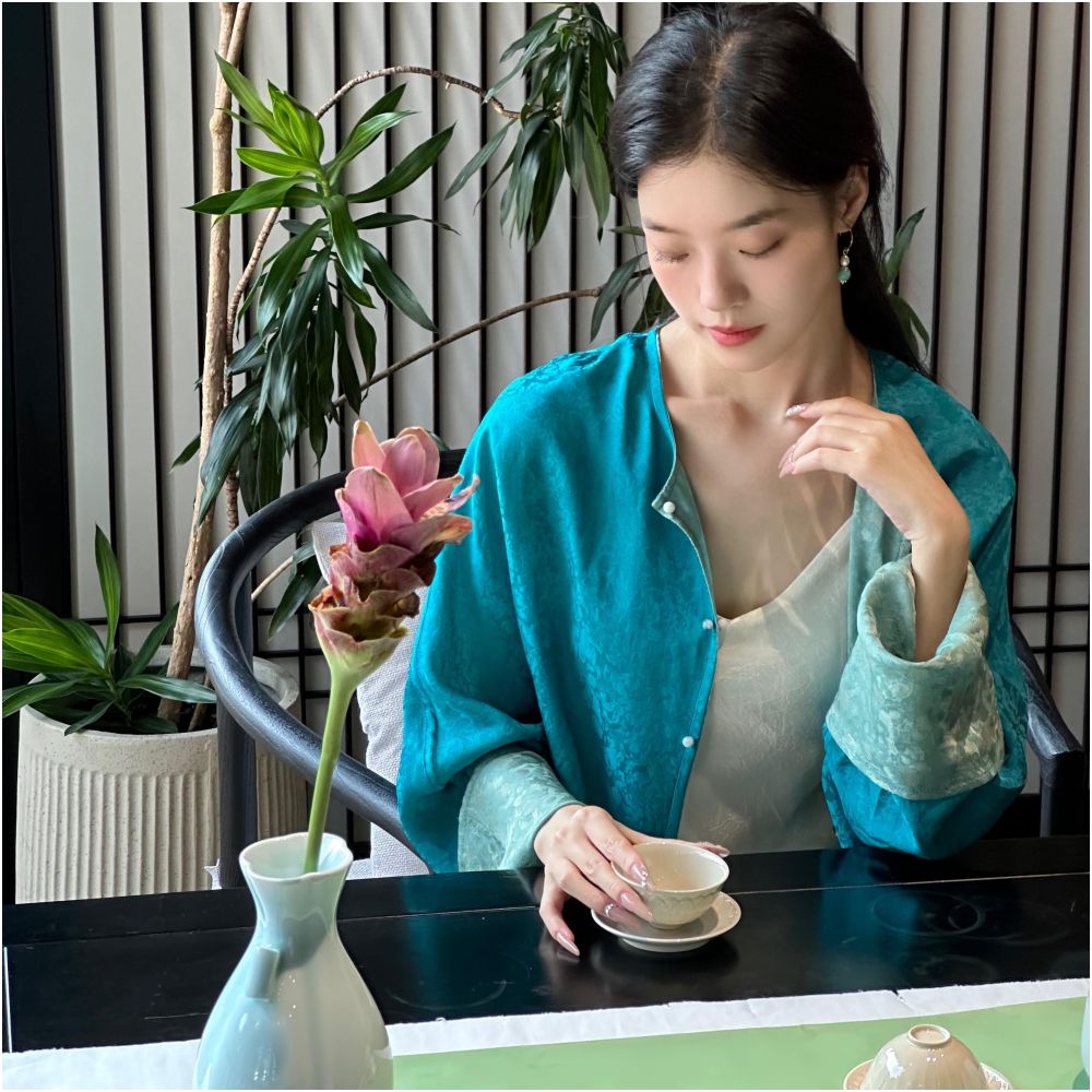 Ti Ti Ti Bi Xiao Quan Zhen New Chinese style design sense national style double sided two color flower vine jacket silk long sleeved top image 5