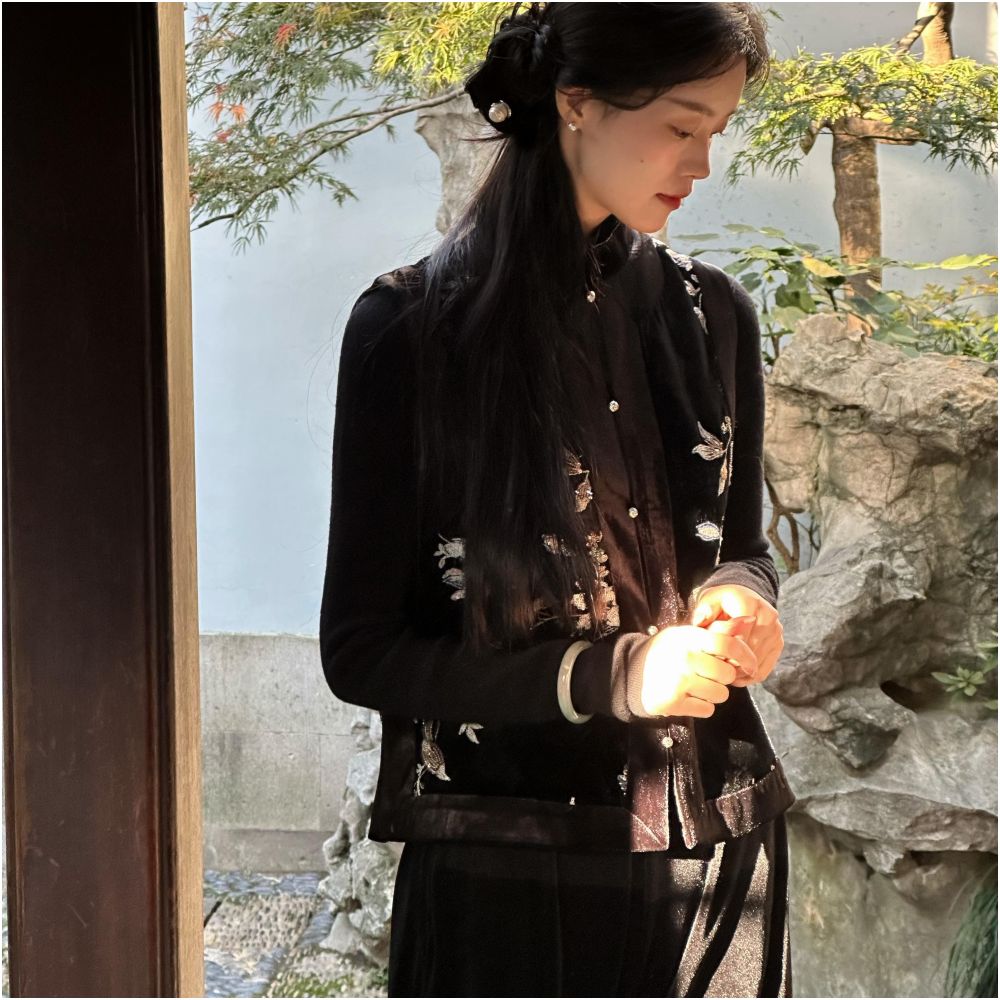 Ti Ti Xin Yi Black Magnolia Velvet Embroidered Vest New Chinese National Style Retro Cheongsam Vest Winter image 3