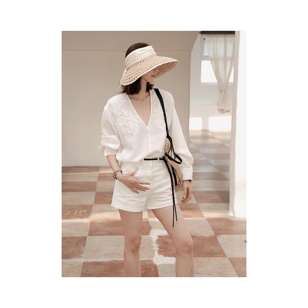 2025 New Chinese Style V neck Embroidered White Shirt for Women s Summer Fashion and Western Style Design niche cardigan image 2