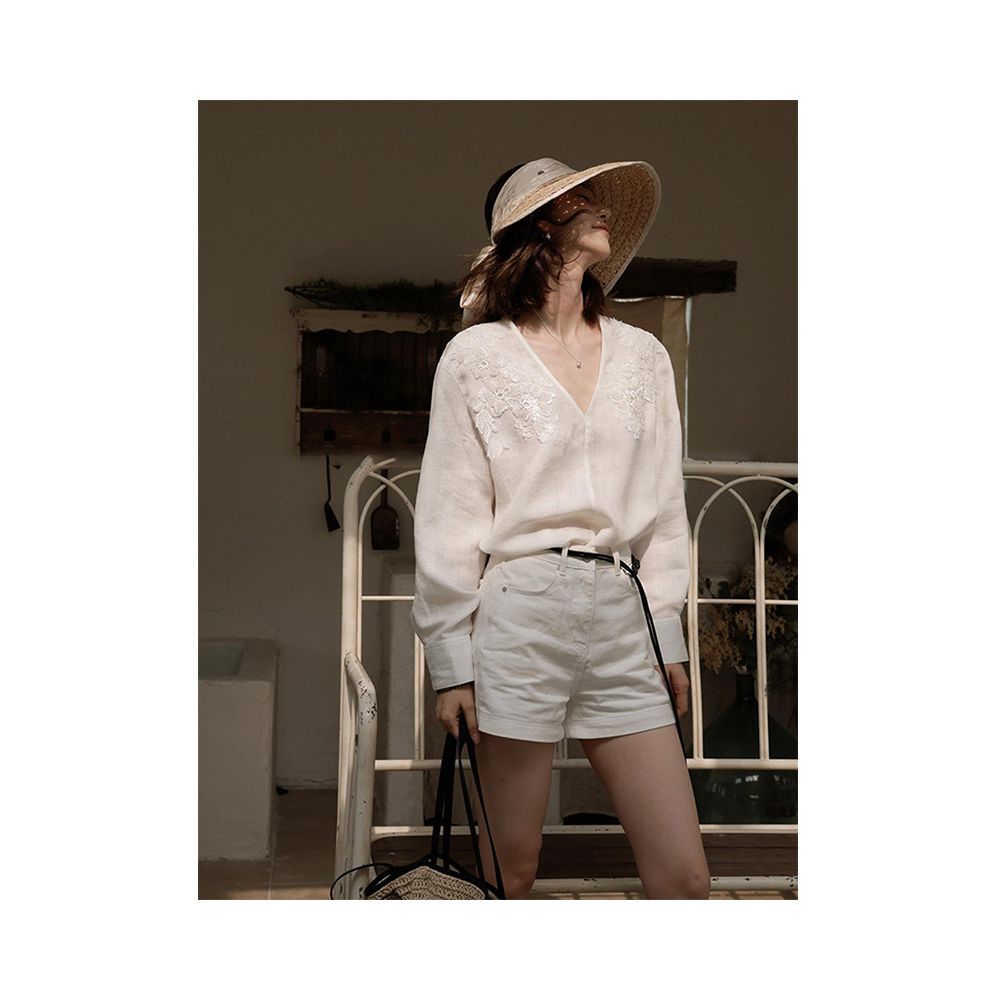 2025 New Chinese Style V neck Embroidered White Shirt for Women s Summer Fashion and Western Style Design niche cardigan image 3
