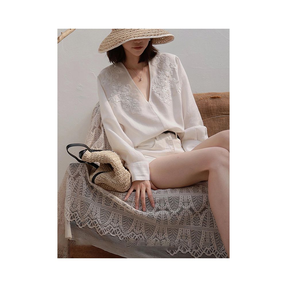 2025 New Chinese Style V neck Embroidered White Shirt for Women s Summer Fashion and Western Style Design niche cardigan image 4