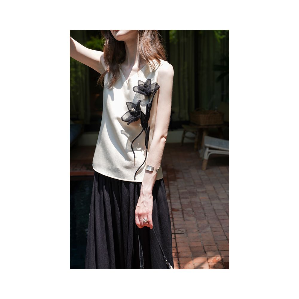 miorastudio French retro tulip 3D floral minimalist top versatile and elegant V neck blouse image 2