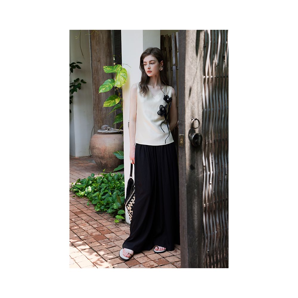 miorastudio French retro tulip 3D floral minimalist top versatile and elegant V neck blouse image 3