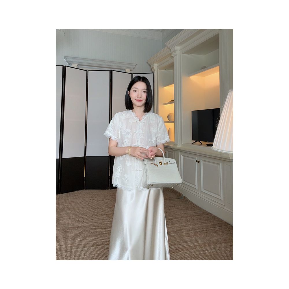Guo Jiuni s temperament is a new Chinese style slimming embroidered lace top that is versatile for summer She also has a slanted satin skirt image 6