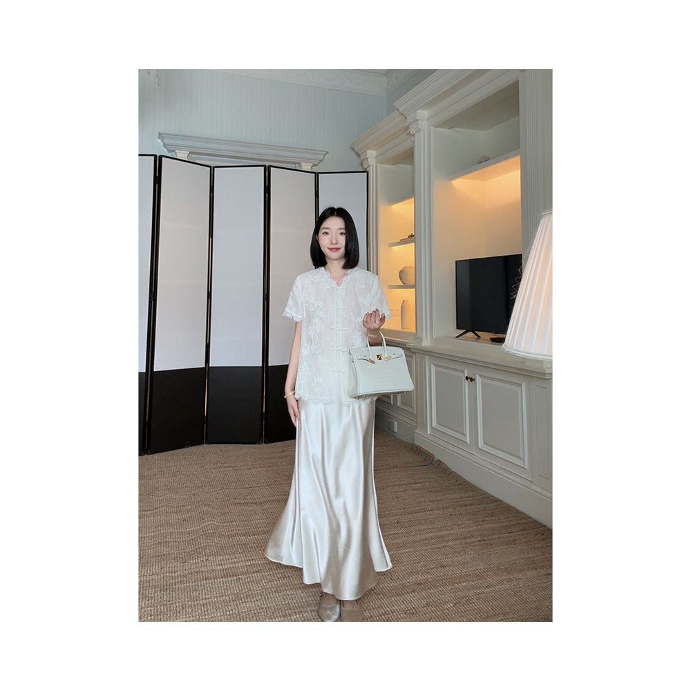 Guo Jiuni s temperament is a new Chinese style slimming embroidered lace top that is versatile for summer She also has a slanted satin skirt image 11