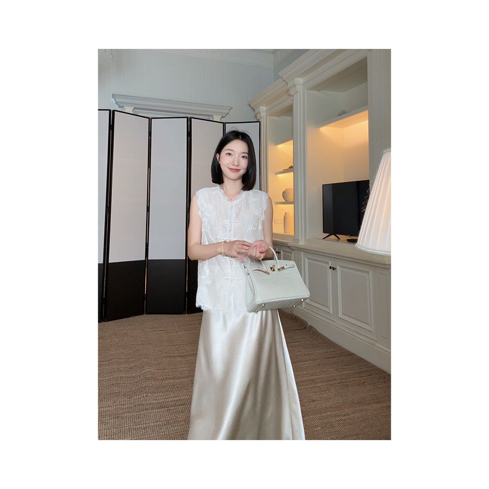 Guo Jiuni s temperament is a new Chinese style slimming embroidered lace top that is versatile for summer She also has a slanted satin skirt image 17