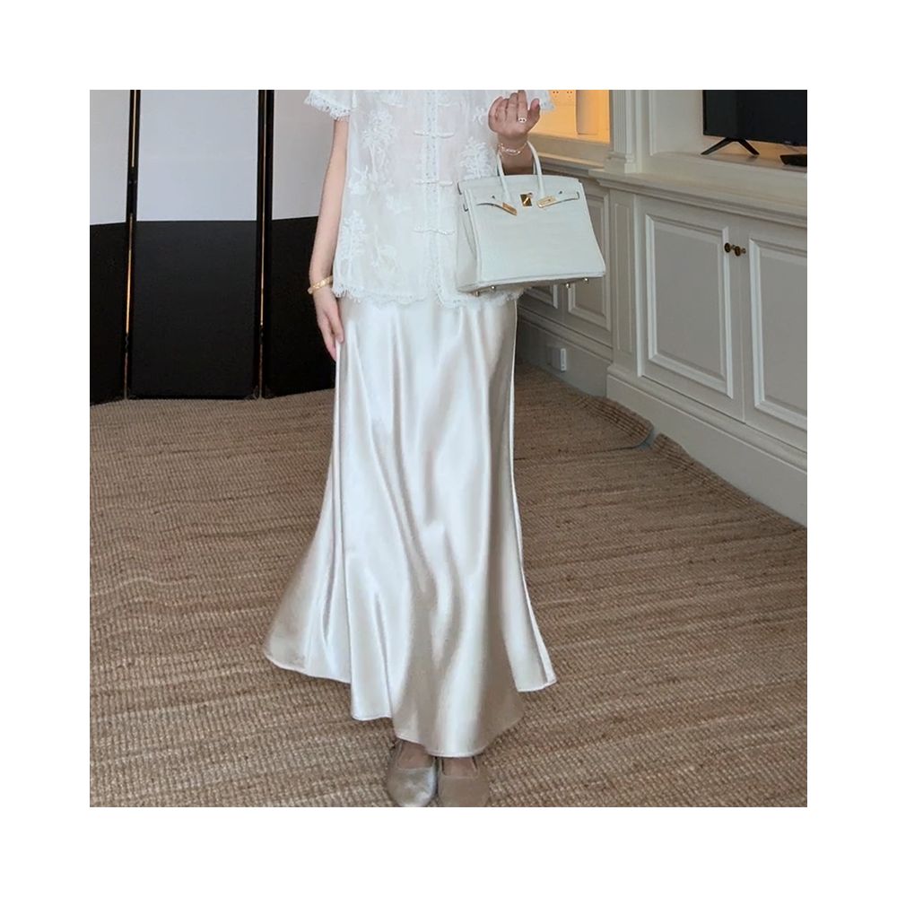 Guo Jiuni s temperament is a new Chinese style slimming embroidered lace top that is versatile for summer She also has a slanted satin skirt image 29