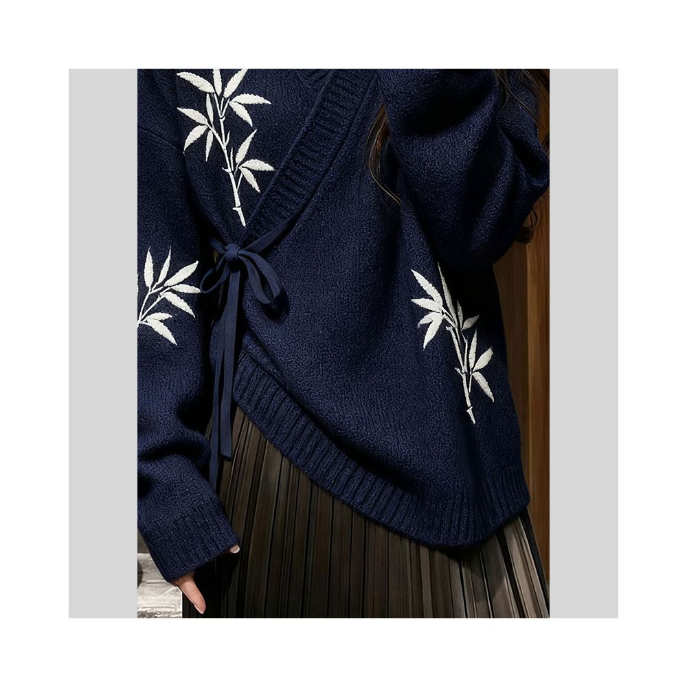 New Chinese style women s clothing with Chinese style sweaters exudes a luxurious and stylish vibe The loose knit top is perfect for women s 2025 autumn collection image 2