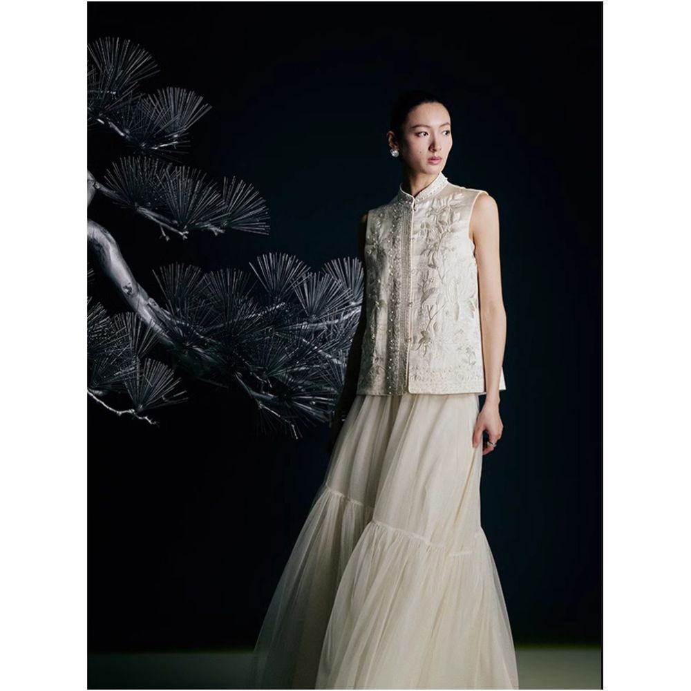 New Chinese style light luxury fashion banquet embroidery mulberry silk vest for women 2025 new light national style nail bead embroidery vest image 1