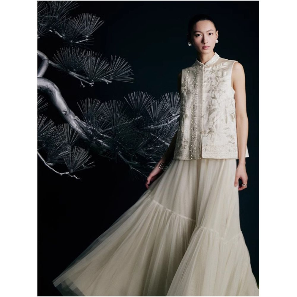 New Chinese style light luxury fashion banquet embroidery mulberry silk vest for women 2025 new light national style nail bead embroidery vest image 3