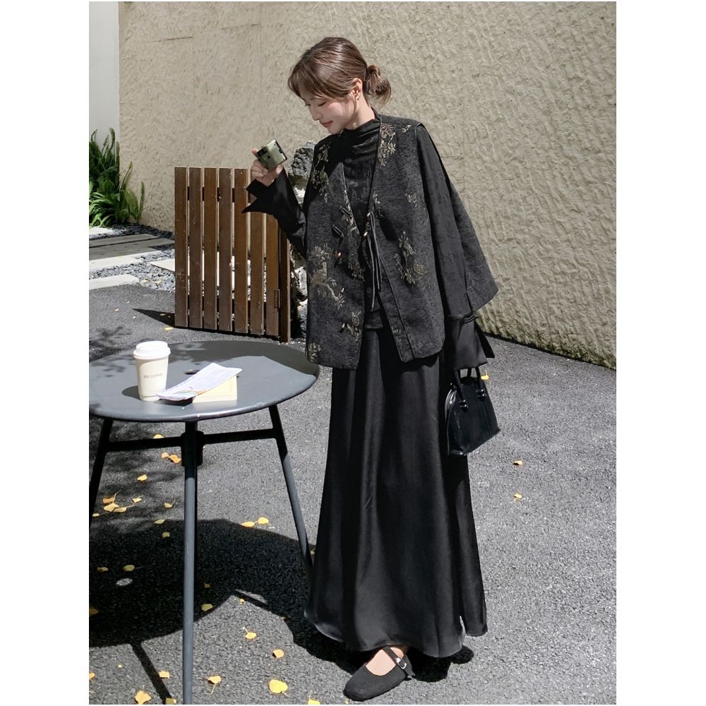 New Chinese style three piece buckle set for women in spring and autumn 2025 with a textured vest top and half body skirt image 0