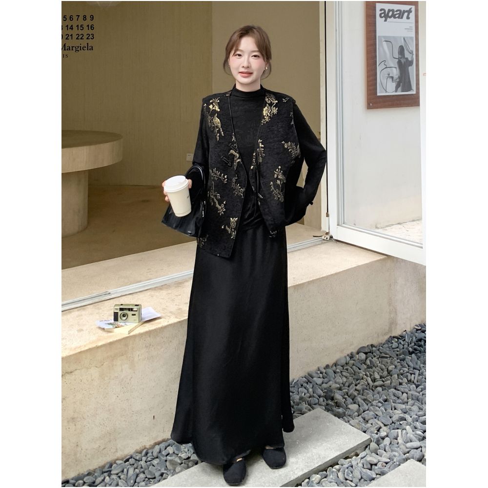 New Chinese style three piece buckle set for women in spring and autumn 2025 with a textured vest top and half body skirt image 1