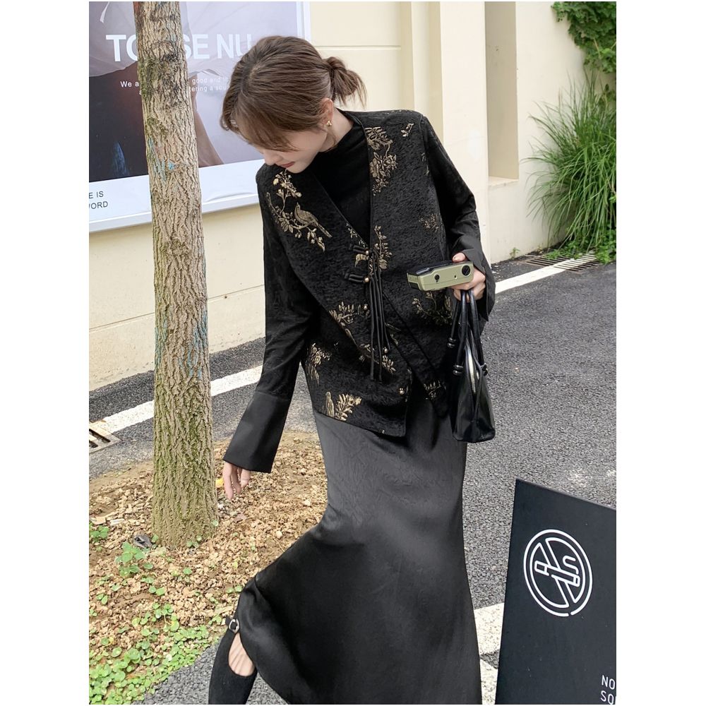 New Chinese style three piece buckle set for women in spring and autumn 2025 with a textured vest top and half body skirt image 2