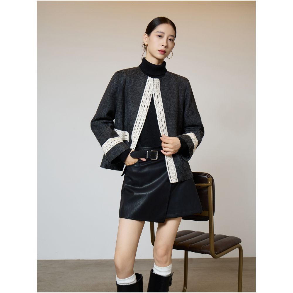 Black and white contrasting patchwork lace small fragrant style jacket women s high neck loose and huge good looking outfit 2025 autumn and winter image 2