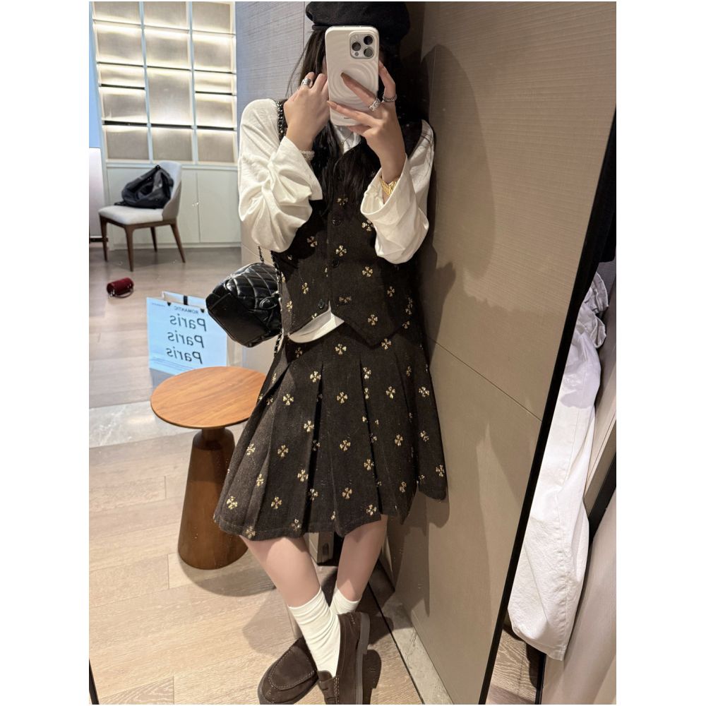 Miu style outfit Nail bead gray vest for women in autumn 2025 new heavy industry heiress layering clothes on the vest image 3