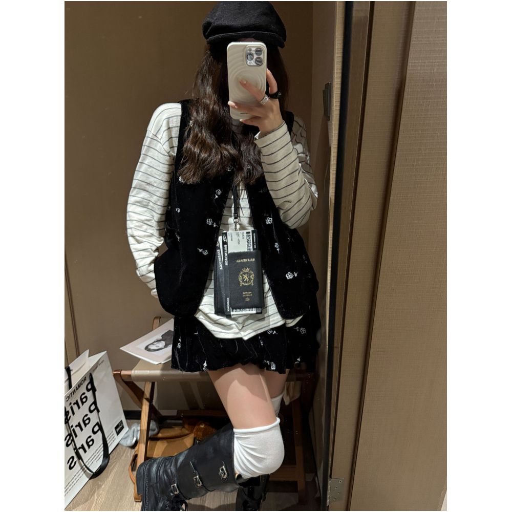 Fancy Embroidered Velvet Vest Women s 2025 Autumn New Style Atmosphere Sleeveless Design Tank Top image 2