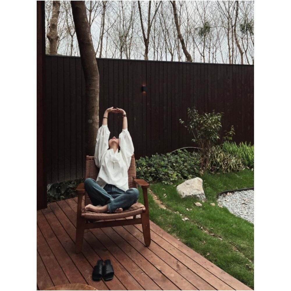 New Chinese retro button white shirt for women 2024 with a niche design sense loose fitting long sleeved versatile and stylish top image 1