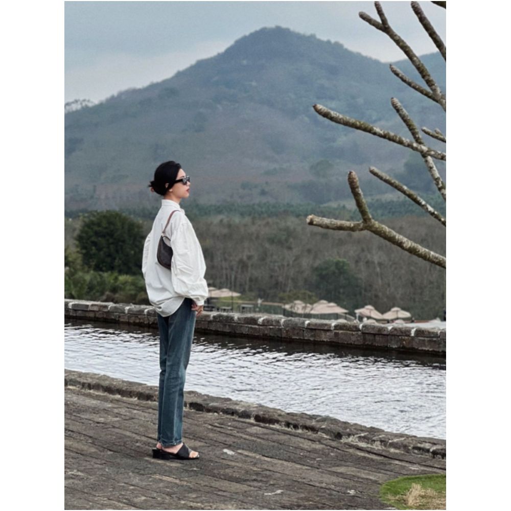 New Chinese retro button white shirt for women 2024 with a niche design sense loose fitting long sleeved versatile and stylish top image 2