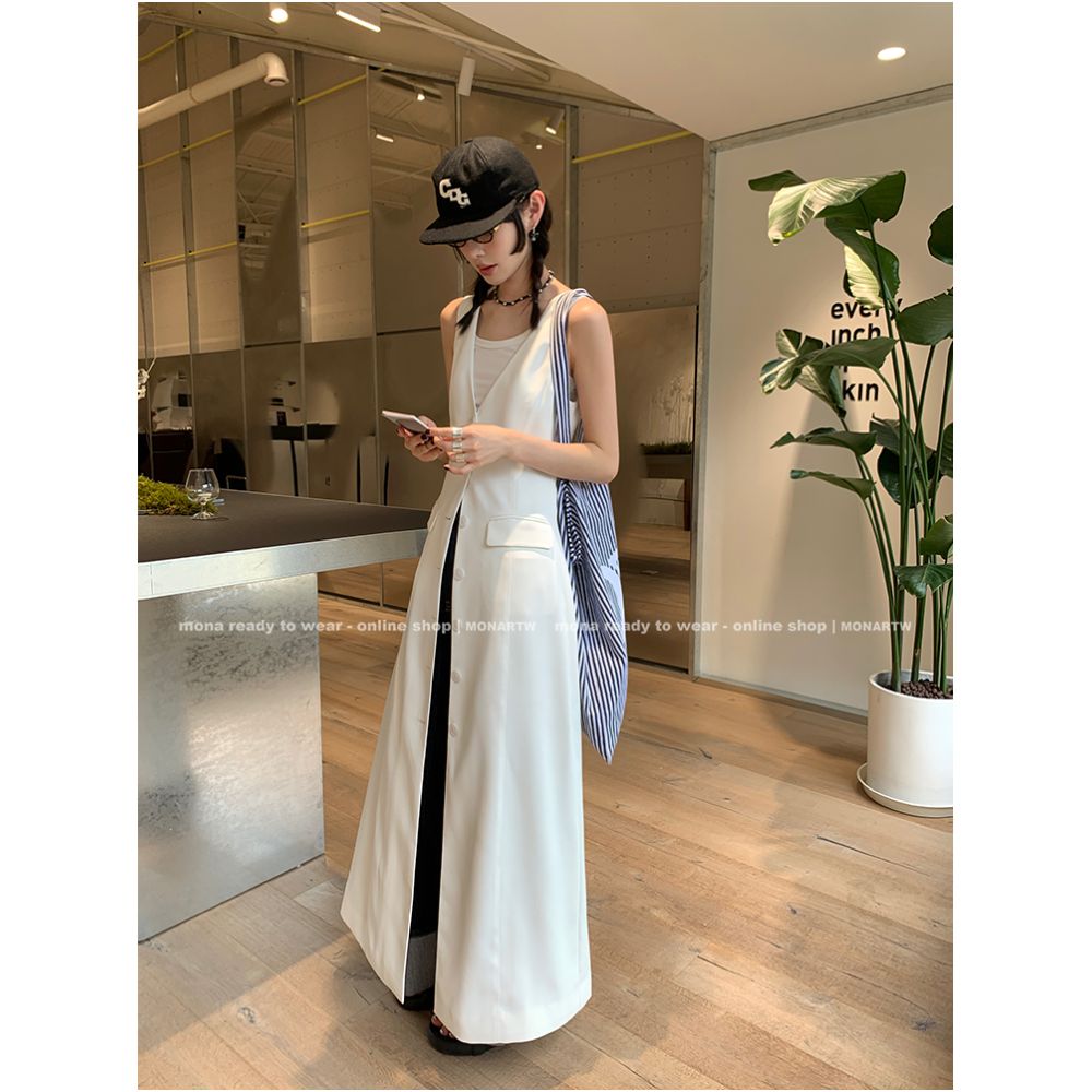 MONA temperament minimalist deep V super good looking niche non collision style black and white sleeveless dress for petite women 2025 image 0