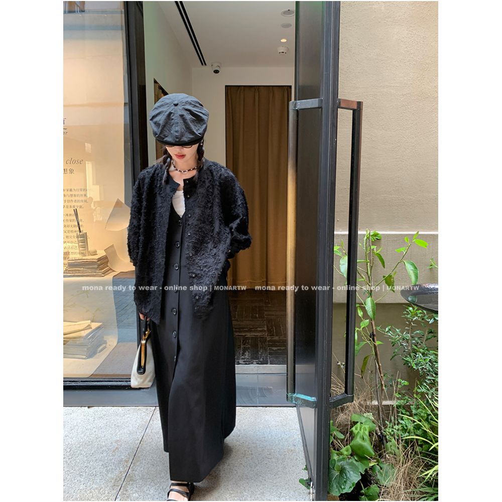 MONA temperament minimalist deep V super good looking niche non collision style black and white sleeveless dress for petite women 2025 image 3