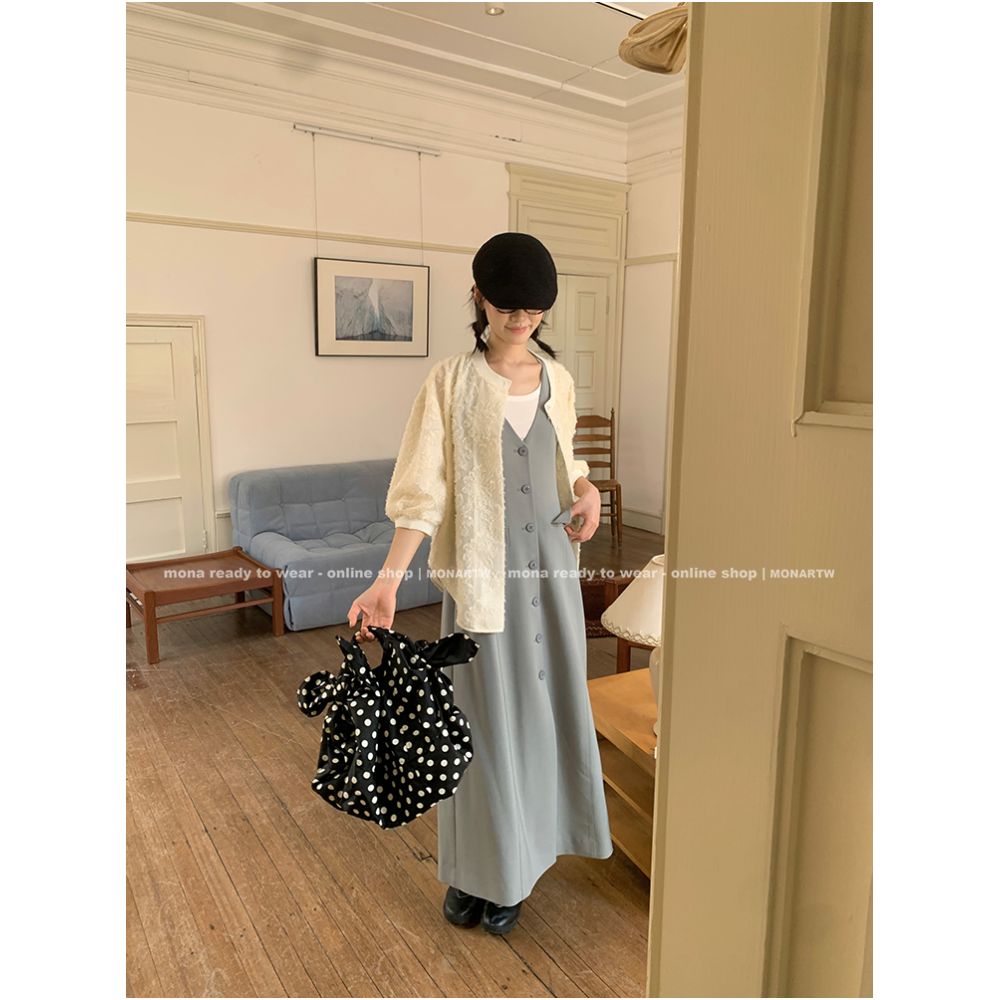 MONA temperament minimalist deep V super good looking niche non collision style black and white sleeveless dress for petite women 2025 image 4