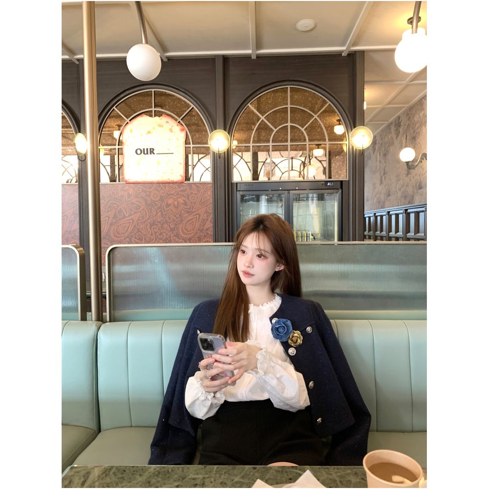 Zhenzhen s South Bank Gallery gently blends lace and lace round neck shirt versatile and stylish slimming long sleeved shirt for women image 3