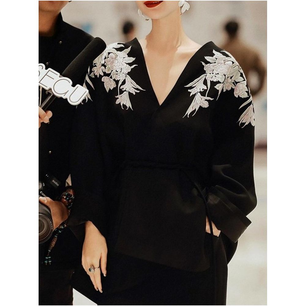 French high end light luxury retro style black top 2025 autumn style design sense V neck chic heavy embroidery image 0