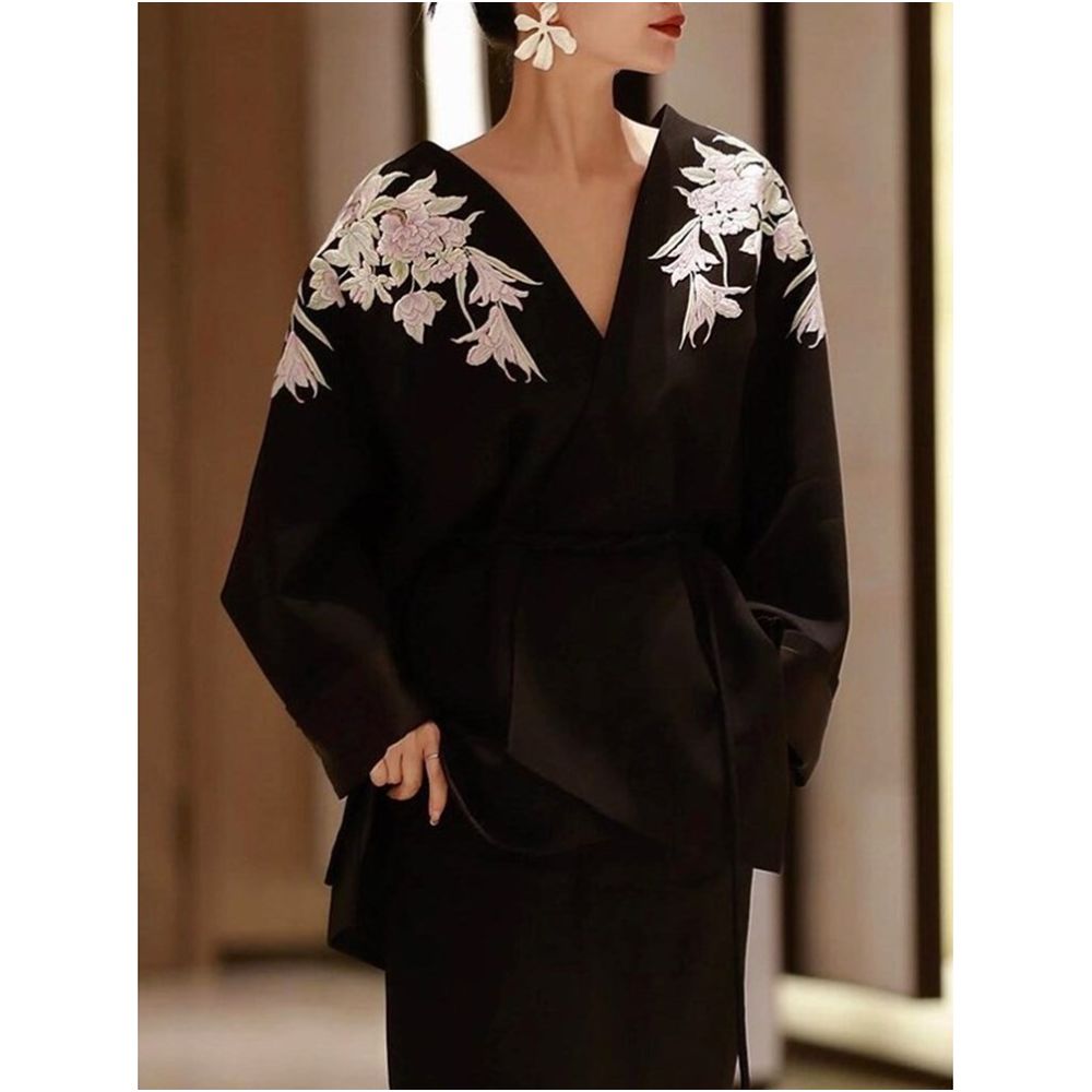 French high end light luxury retro style black top 2025 autumn style design sense V neck chic heavy embroidery image 1