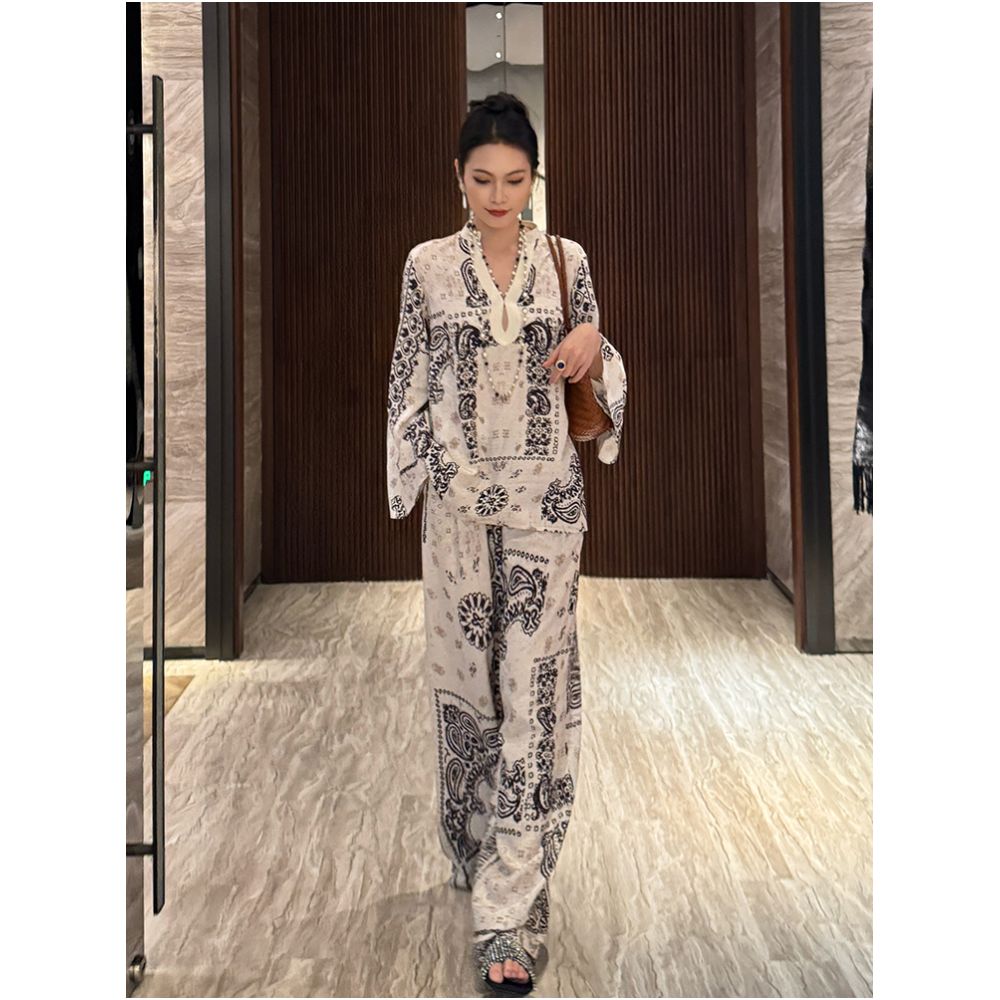 Old money style relaxed feeling wearing a wide leg pants set for women a beautiful early autumn set 2025 new two piece set image 2